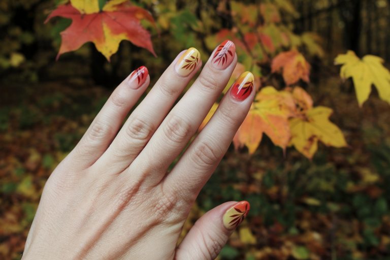 21 Enchanting Fall Leaves Nail Art Designs That Will Make You Fall in Love with Autumn