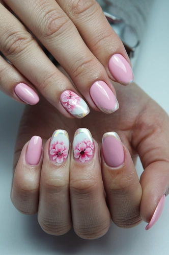 Holographic Accent Short Pink Nails